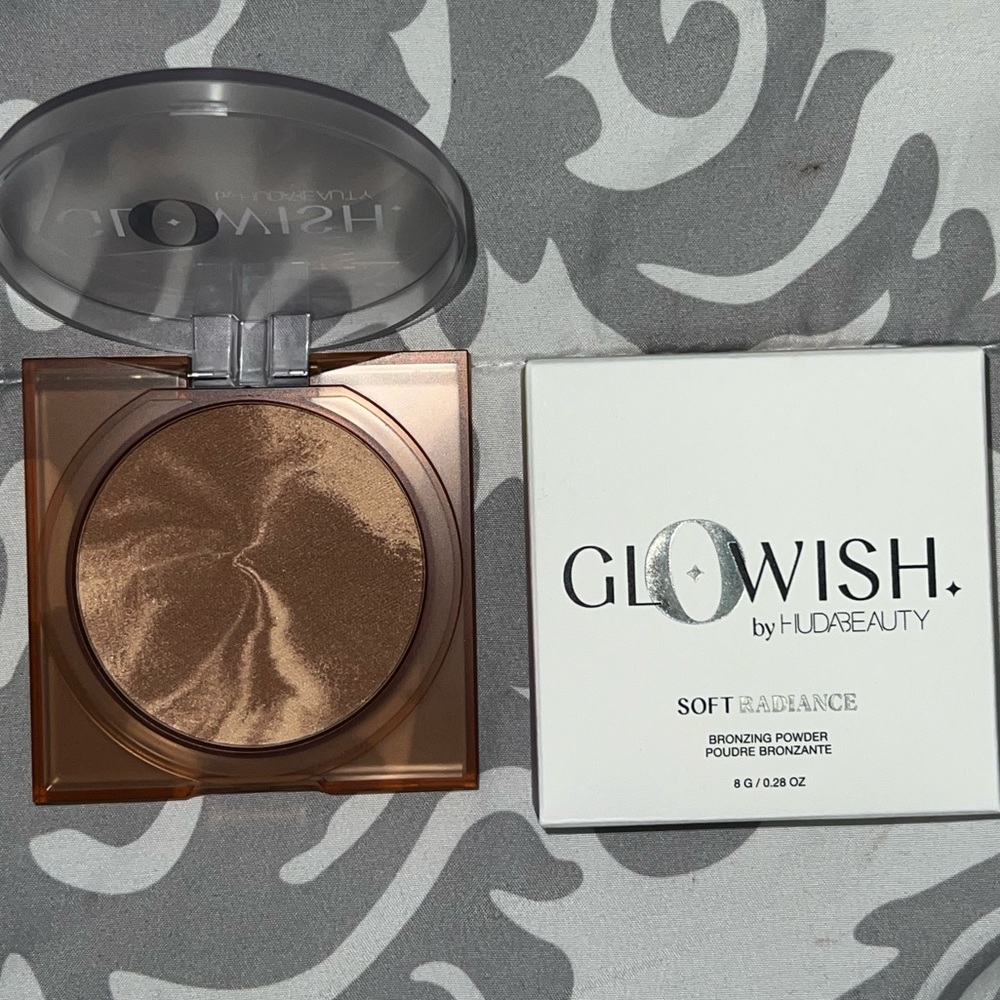 Huda Beauty GloWish Soft Radiance Bronzing Powder - Medium